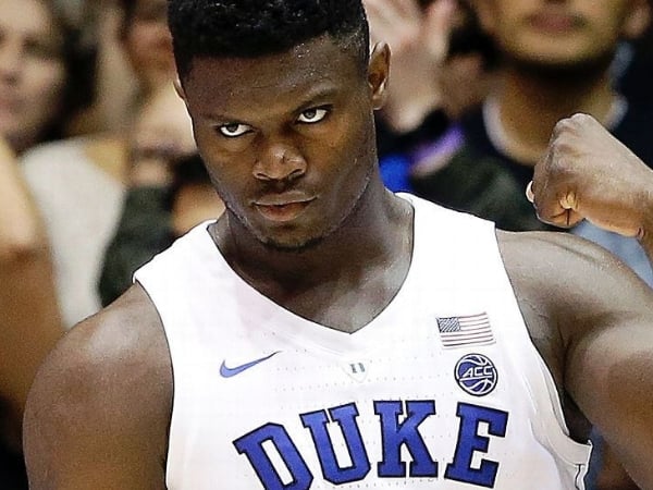 這厚度比詹皇還猛？！ Zion Williamson 坦克切入撞飛防守者 網友：「這畫面太殘忍」