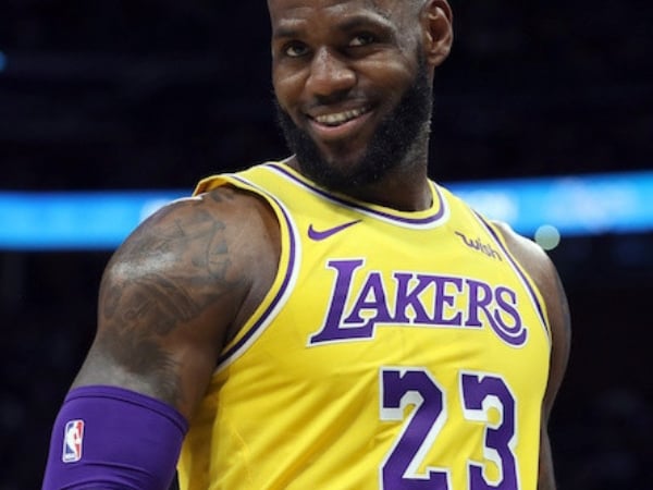 不甘心！「黑人問號哥」Nick Young 不爽自己湖人名宿位置被奪走　詹皇在底下認錯道歉！