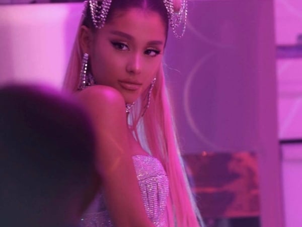 這次不當乖乖女！Ariana 新歌秀驚人饒舌實力還大跳 Twerk！？網友：「奶都快爆出來了」