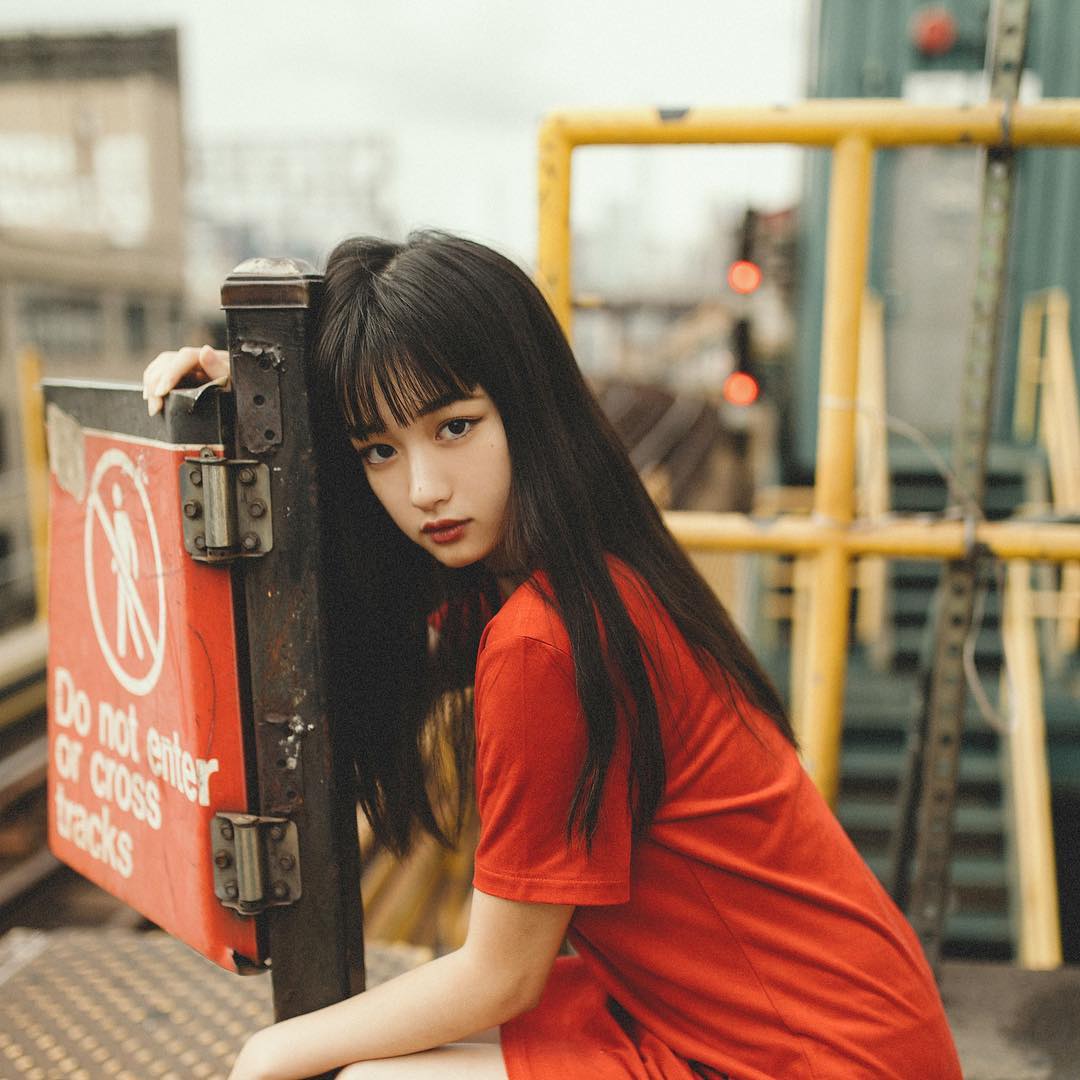 「混血感正妹」因激似「迪麗熱巴」爆紅！本人出面澄清：我是百分百「純種原裝中國人」！