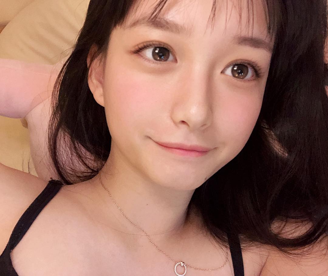 「混血感正妹」因激似「迪麗熱巴」爆紅！本人出面澄清：我是百分百「純種原裝中國人」！