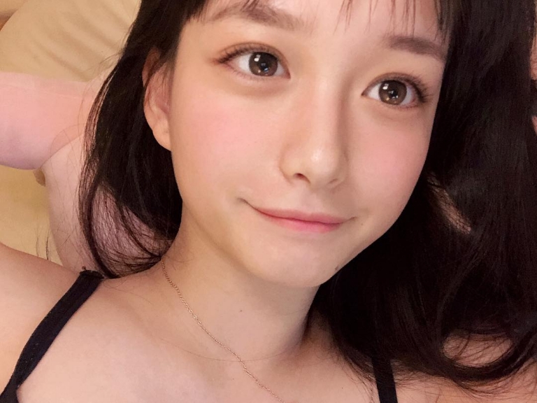 「混血感正妹」因激似「迪麗熱巴」爆紅！本人出面澄清：我是百分百「純種原裝中國人」！