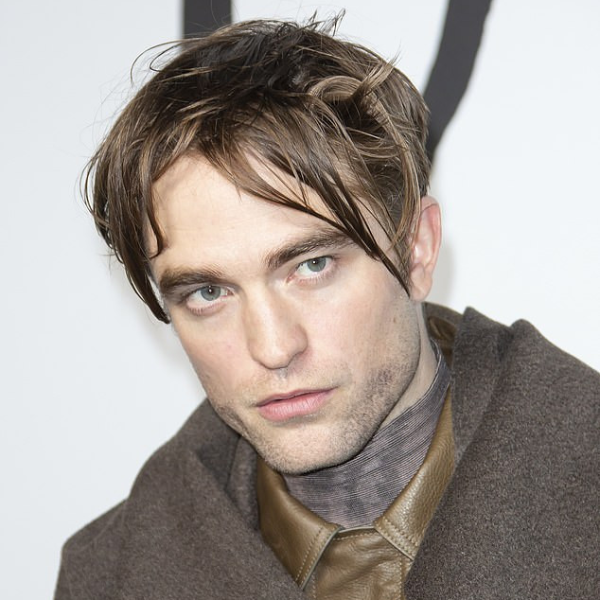 羅伯派汀森以古怪穿搭現身 Dior 新裝發布會　網友毒舌吐槽：他是嗑完藥才來的？