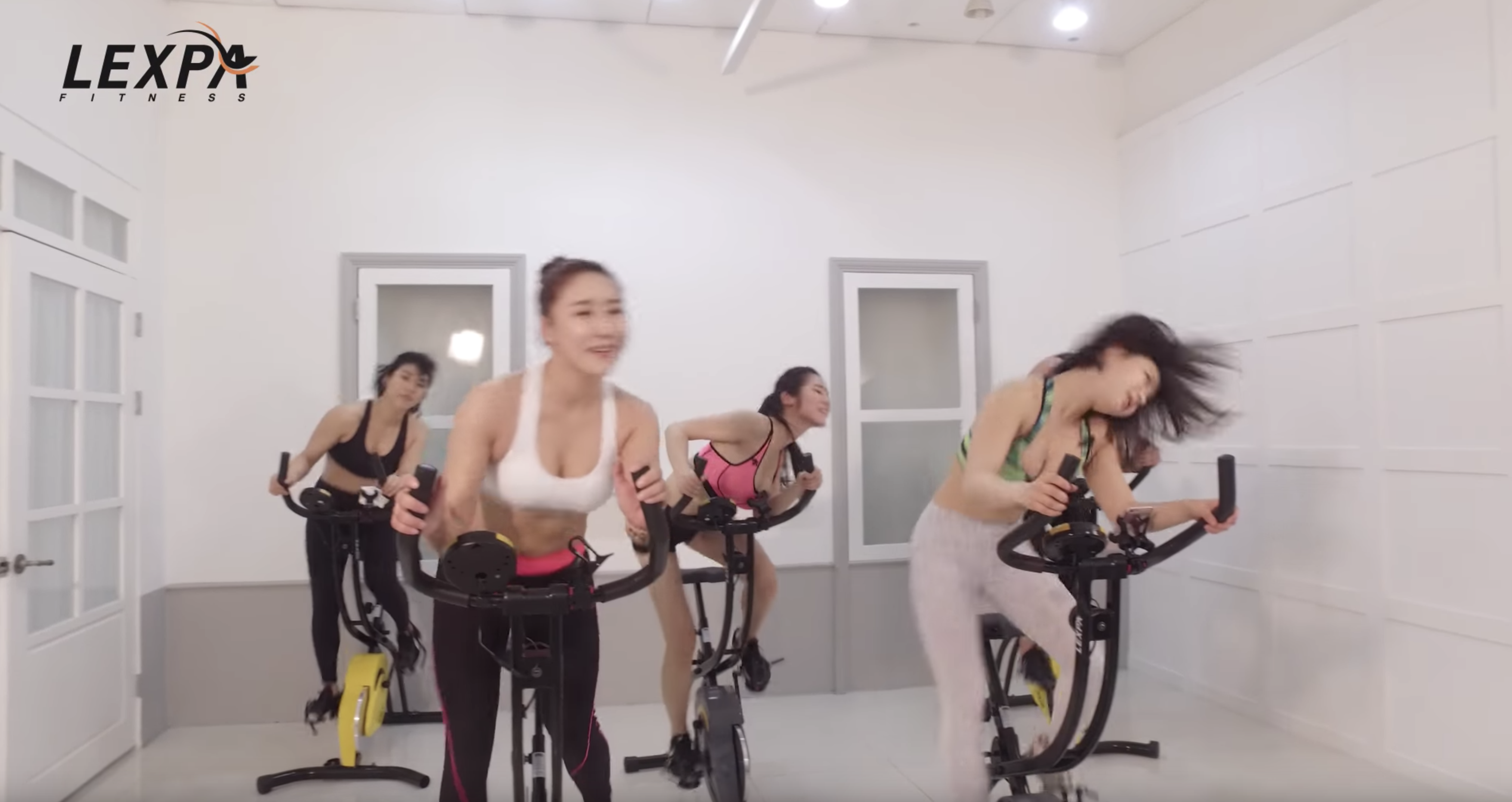 南韓女健身教練 YouTube 介紹「震動塑身板」，晃到網友忍不住重複播放！