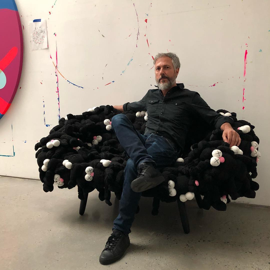 這個明星爭相購入的 KAWS 椅子竟然不是周邊，是巴西設計師兄弟檔 Campana Brothers  客製！