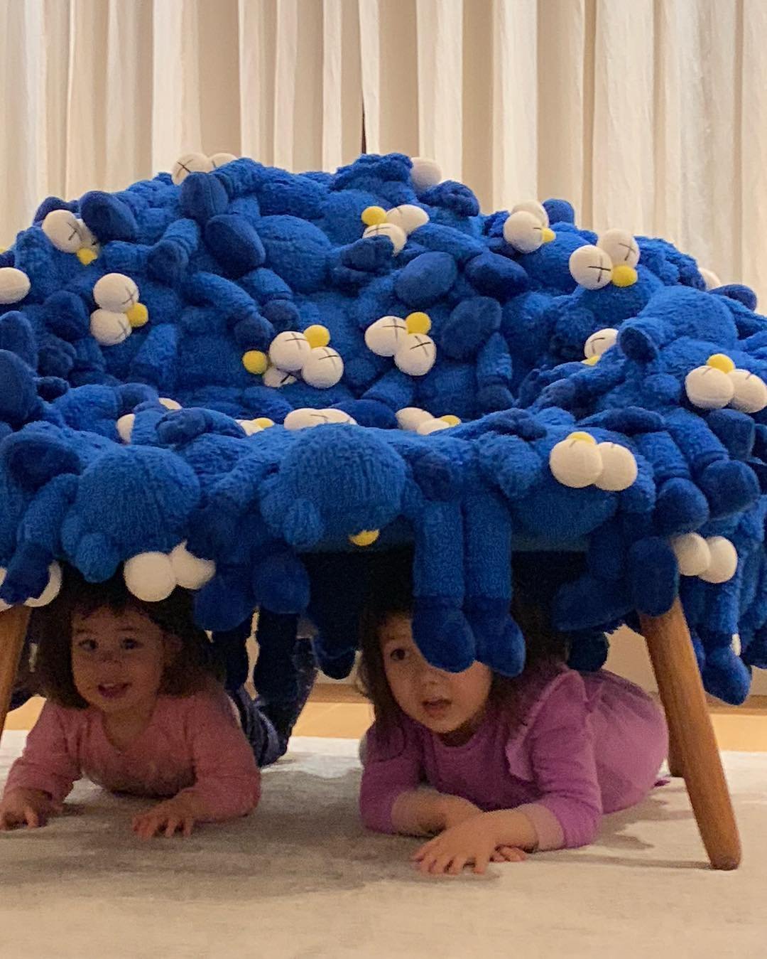 這個明星爭相購入的 KAWS 椅子竟然不是周邊，是巴西設計師兄弟檔 Campana Brothers  客製！