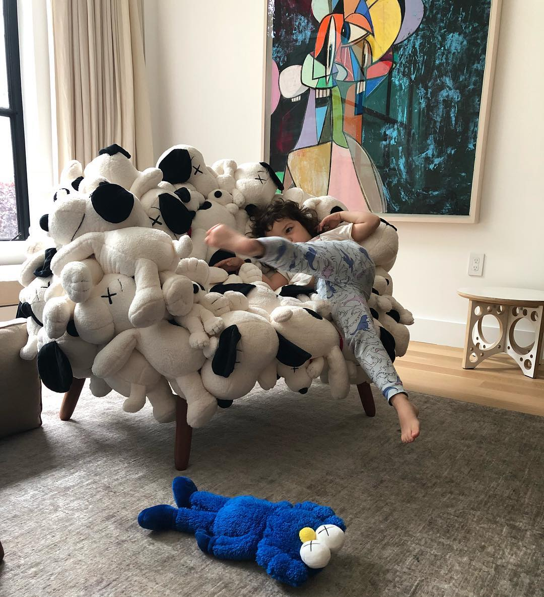 這個明星爭相購入的 KAWS 椅子竟然不是周邊，是巴西設計師兄弟檔 Campana Brothers  客製！