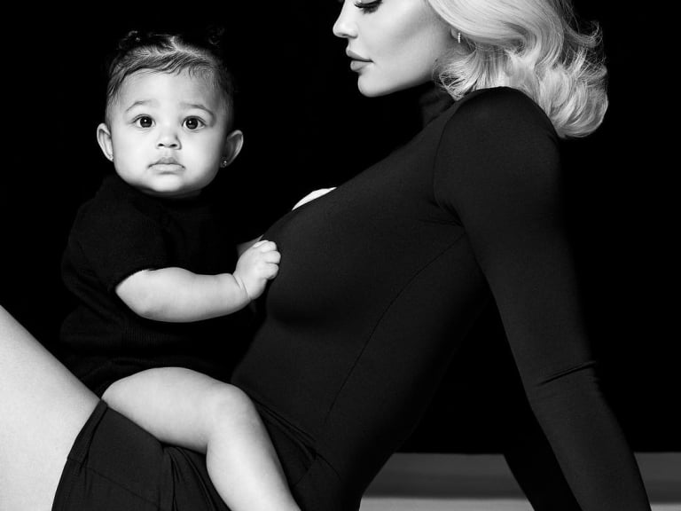 Supreme 已經不夠看?Kylie Jenner 為愛女治裝不手軟, Stormi 身上的品牌一個比一個還狂!