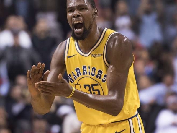 做得太過火!NBA 球星 Kevin Durant 被瘋狂球迷惹怒 當眾嗆聲:給我放尊重點,媽惹發科!