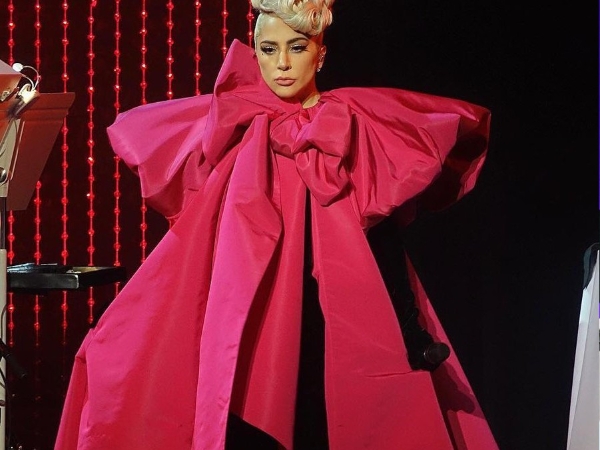 〈Paparazzi〉改編成爵士版?Lady Gaga 賭城秀 Jazz 鋼琴場首度曝光 歌喉爆發力更嚇人!