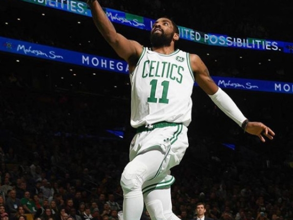 大三元水準演出!Kyrie Irving 腳踩「限定簽名鞋款」 高效率輸出 8 抄截助球隊澆熄熱火
