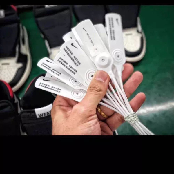 假貨商不只做假鞋，現在連 Nike 最新防偽「球鞋身分證」也能做得出來！