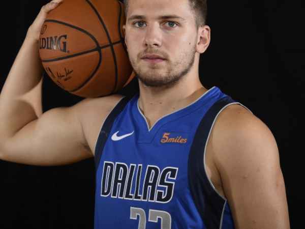 最強新人！NBA「歐洲天才」Luka Doncic不到半年竟比 Curry 還紅？全靠「這 4 招」擄獲人心