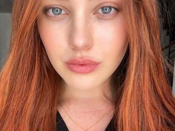 Katherine Langford 疑曝加盟《復仇者聯盟4》造型　影迷驚：她演鋼鐵人和小辣椒的女兒？