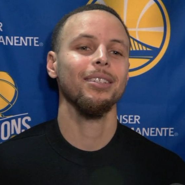 先預約年度最佳好「糗」！NBA 球星 Curry「無人防守」上籃滑倒　還投一顆「超級大麵包」！