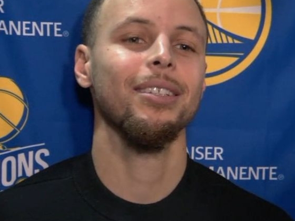 先預約年度最佳好「糗」！NBA 球星 Curry「無人防守」上籃滑倒　還投一顆「超級大麵包」！