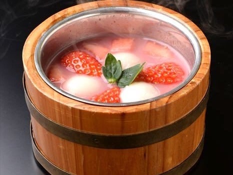 獵奇美食再一彈！日本知名甜點店推「草莓豆花鍋」　網友大讚：吃來超健康又難忘⋯