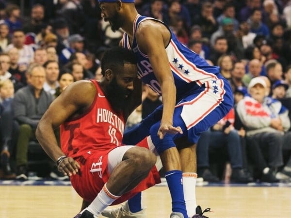 死了都要防！James Harden 遭七六人隊霸凌式防守伺候  網：「連坐在地上也要守？太扯啦」