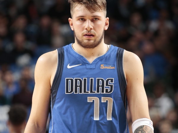 怒到不行！NBA「歐洲天才」Luka Doncic 壓哨 3 分沒投進　氣到直接當場「撕破球衣」！
