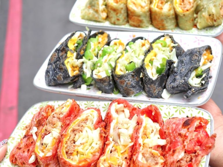 轉吧七彩霓虹燈！特搜全台販售「五彩蛋餅」3 間早餐店　你吃過「豆乳」製作的餅皮嗎？