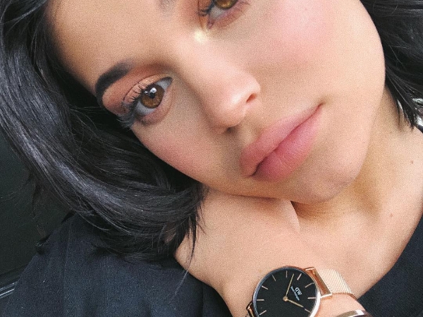 原來「這些成分」就有豐唇效果！Kylie Jenner 親授 1 招「免注射豐唇畫法」，不用再花冤枉錢買錯唇膏了！