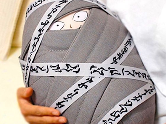 笑到你發毛！日本推出《幽遊白書》忌子「飛影嬰兒」等比玩偶　網友：不知道扒開長怎樣？