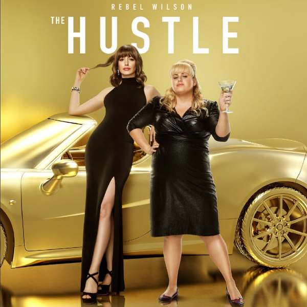 這個組合很可以！安海瑟薇合體「胖艾美」於喜劇《The Hustle》演斂財女騙子！