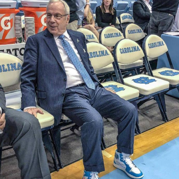 68 歲也能帥翻你！NBA 名教練 Roy Williams 喬丹西裝　配上超夯 Off-White 聯名鞋款！