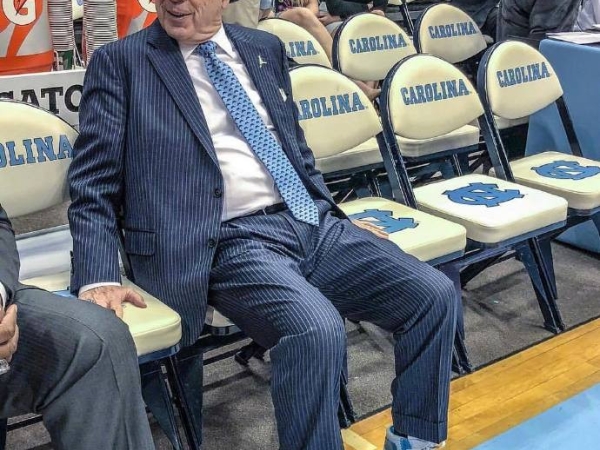 68 歲也能帥翻你！NBA 名教練 Roy Williams 喬丹西裝　配上超夯 Off-White 聯名鞋款！