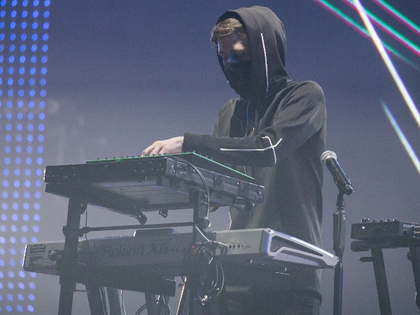 鄉民老婆「吳卓源」攜手 Alan Walker 重現〈Faded〉　粉絲感動：天啊！這是原唱嗎？