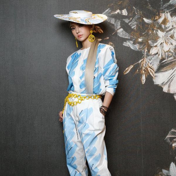 蔡依林身穿 MOSCHINO 塗鴉套裝登上 KKBOX 風雲榜！網友：「蔡飛飛」是妳！