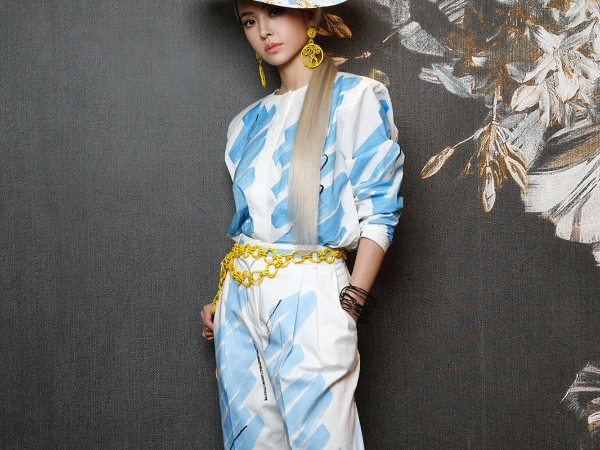 蔡依林身穿 MOSCHINO 塗鴉套裝登上 KKBOX 風雲榜!網友:「蔡飛飛」是妳!