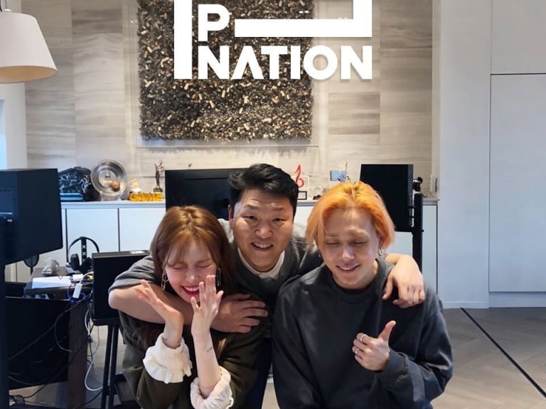 恭喜泫雅、E’dawn 小倆口簽約成功！新公司老闆竟是多年盟友「江南大叔」PSY！？