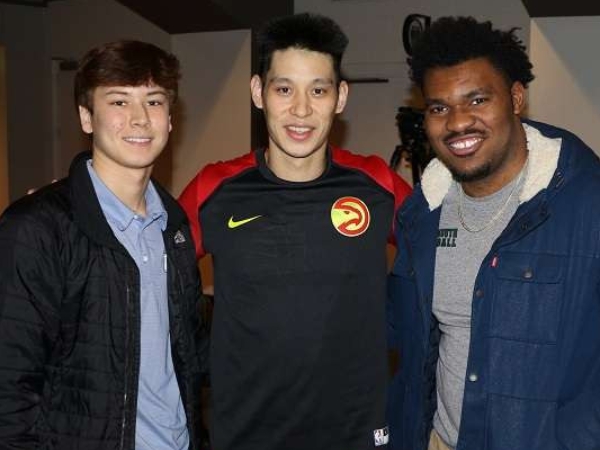 這種痛我懂！林書豪邀請 2 名遭種族歧視高中生看 NBA 比賽　期許他們能「化負能量為動力」