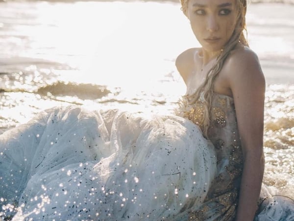 前少女時代成員蒂芬妮新歌〈Born Again〉MV 中，穿的絕美婚紗竟是出自台灣自創品牌 NICOLE+FELICIA！