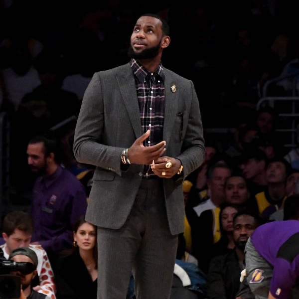 鷹眼是你？詹皇發現遠方看台上有球迷在拍他　下一秒立刻用手指向鏡頭讓粉絲陷入瘋狂！