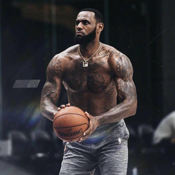 詹姆斯 LeBron James 秀出肌肉照　宣告「困在籠子裡的獅子」被釋放即將回歸！