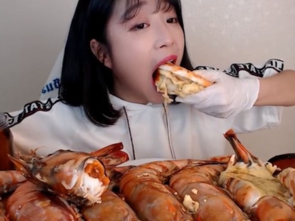 誰說美女都細嚼慢嚥？韓版「千千」一人大啖 8000 大卡美食！網友：這食量太神奇了吧⋯