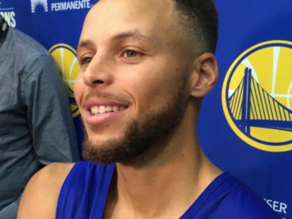 又再耍萌！NBA 球星 Curry 慶祝隊友灌籃太 High　整個人滑倒趴在地上讓全場觀眾都笑了