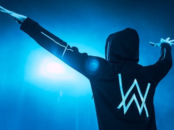《人間迷走》的蒙面行者 Alan Walker， 私底下都做「這件事」來打造「Different world」！