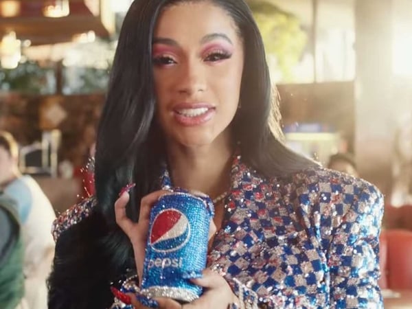 你是哪一派？Cardi B 最新百事可樂廣告　官方直接點名「可口可樂」嗆爆對手！