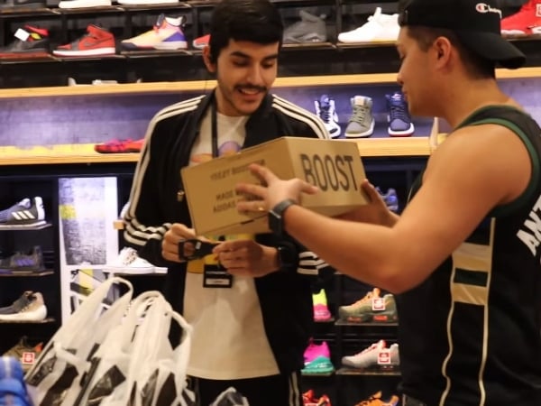 超佛企劃！Youtuber 大方送多雙 Yeezy 給球鞋店員工　鞋迷：「我在xxx上班歡迎你來」