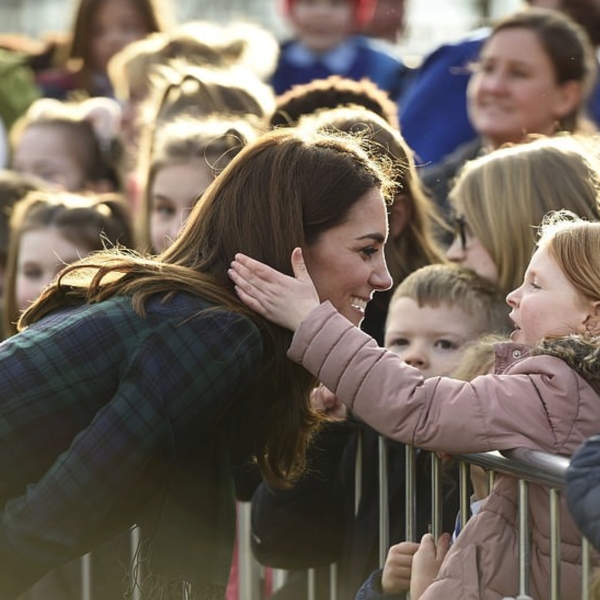 根本女神！凱特王妃被小女孩伸手摸頭髮　超親民反應融化所有人的心