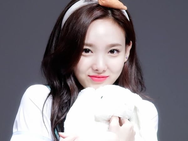 TWICE 娜璉跟 Hwasa 一樣大！盤點 6 組「以為差 10 歲其實一樣大」的韓星