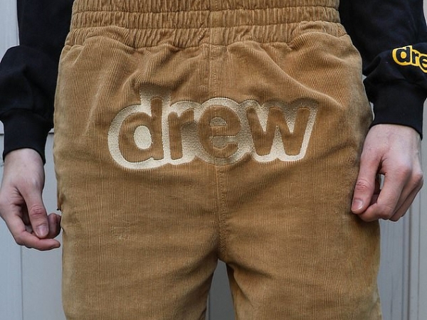 太欠買！小賈斯汀個人品牌「Drew House」一上架就被掃光，粉絲興奮：想跟偶像穿同款帽 T！