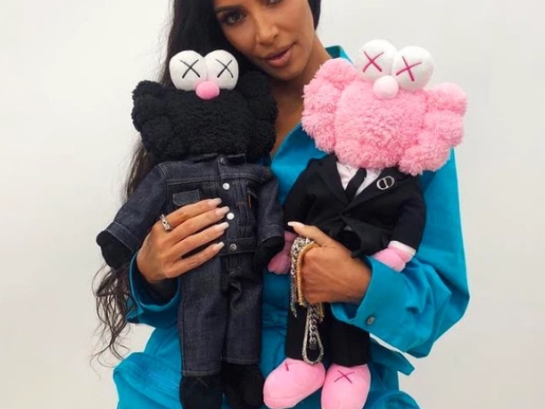 擊敗各幅千萬畫作！KAWS 的「這張椅子」成為知名藝術展最多 IG 用戶 Tag的作品