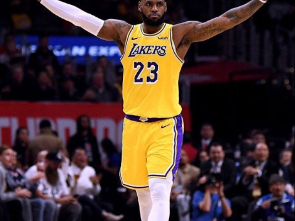 皇上駕到！LeBron James 缺賽 5 週正式歸隊　首場比賽 24 分 14 籃板 9 助攻延長賽險勝快艇！