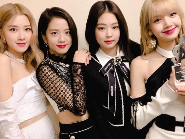 追星追到爬車頂！BLACKPINK 菲律賓剛下機就引爆動　網：原來這就是所謂腦殘粉 …