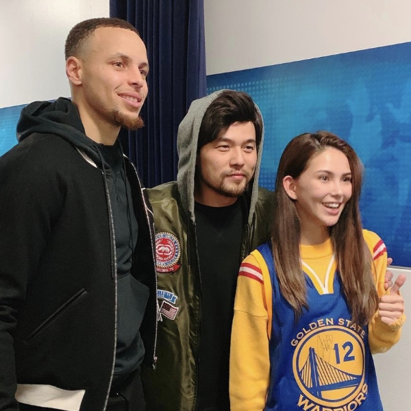 周董、昆凌圓夢、一同在 NBA 後場見到了 Curry，一秒化身迷哥迷妹！