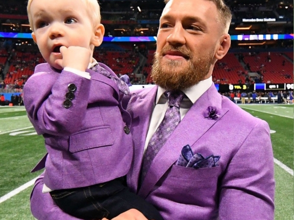 格鬥巨星 Conor McGregor 霸氣踏上超級盃　土豪老爸與 1 歲兒子穿上訂製「親子西裝」！